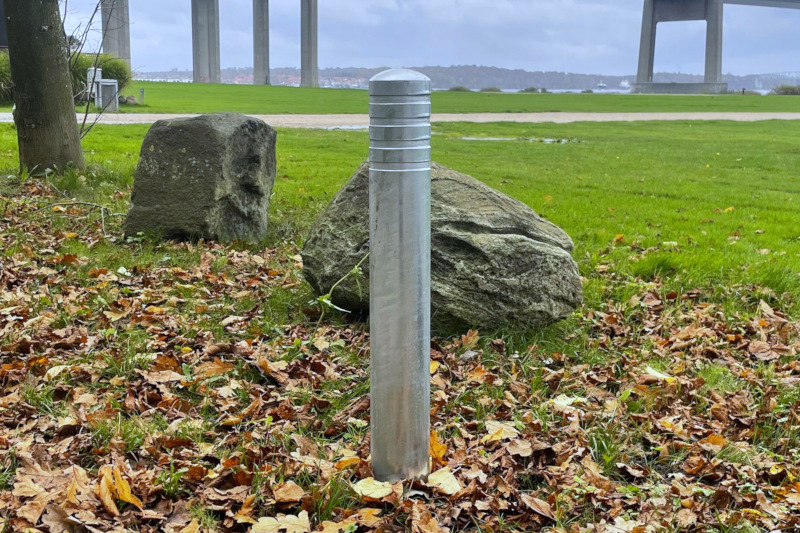 Pullert i stål med plads til reflekser