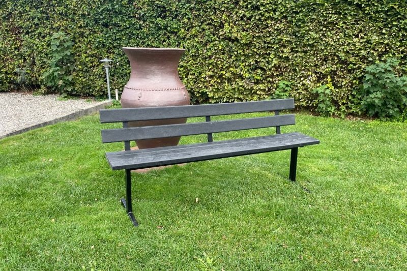 Bænk sort stel og genbrugsplanker