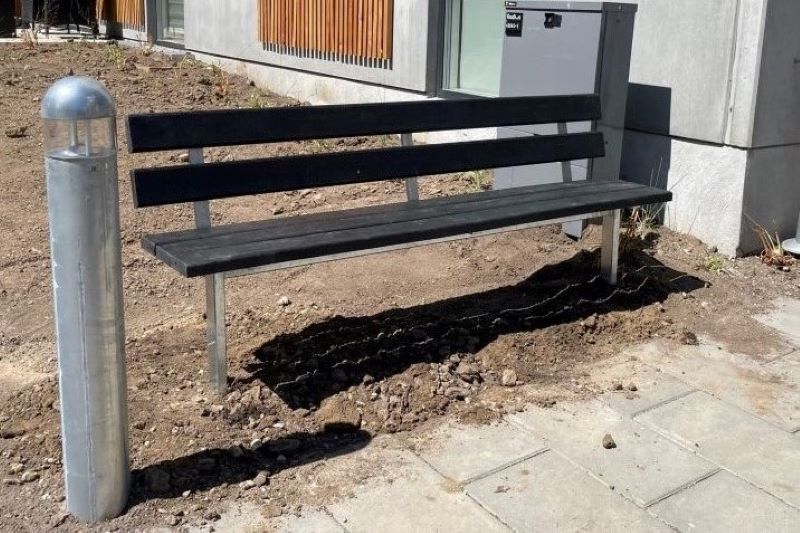 Bænk med sorte plastplanker