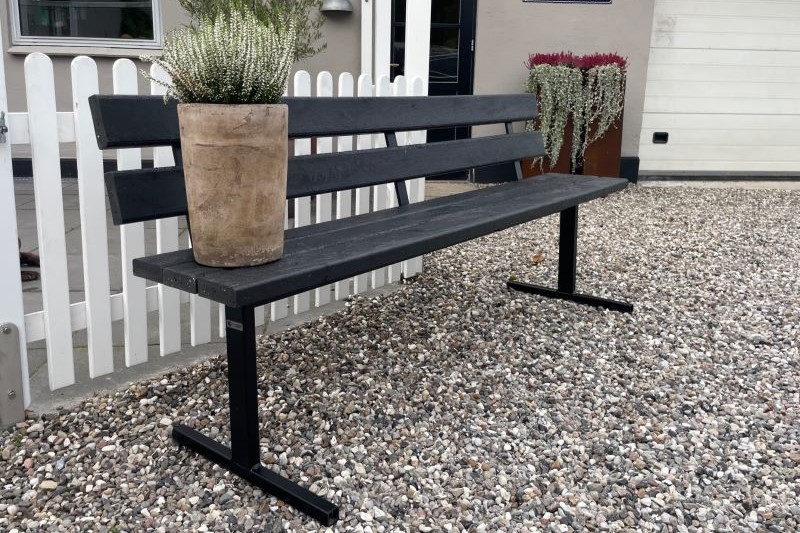 Bænk med sort/koksgrå planker