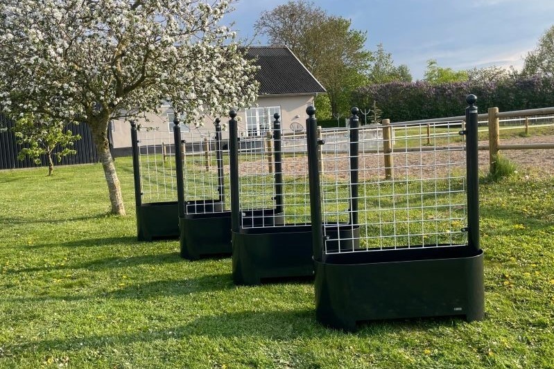 Plantekasser i sort med espalier