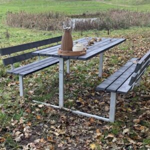 Bordbænkesæt med planker i genbrugsmaterialer