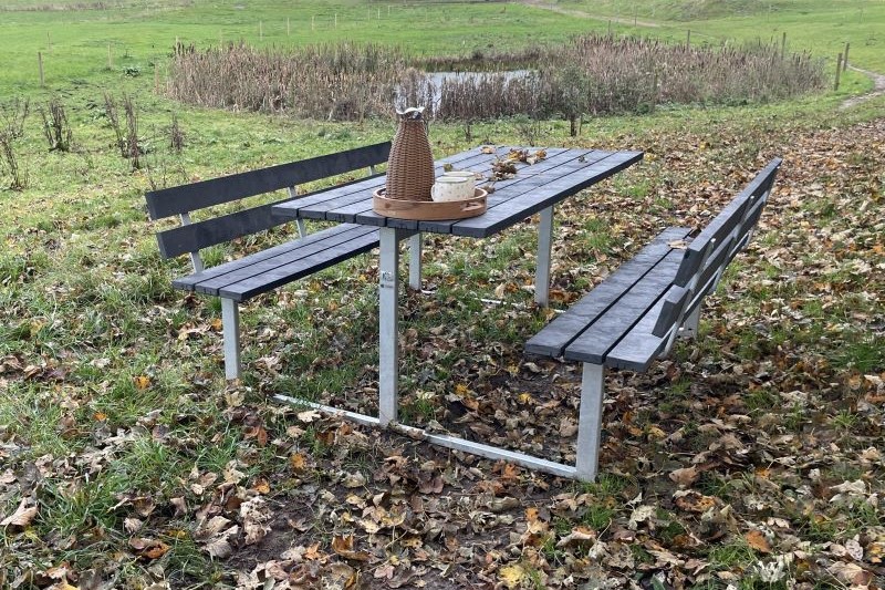 Bordbænkesæt med planker i genbrugsmaterialer