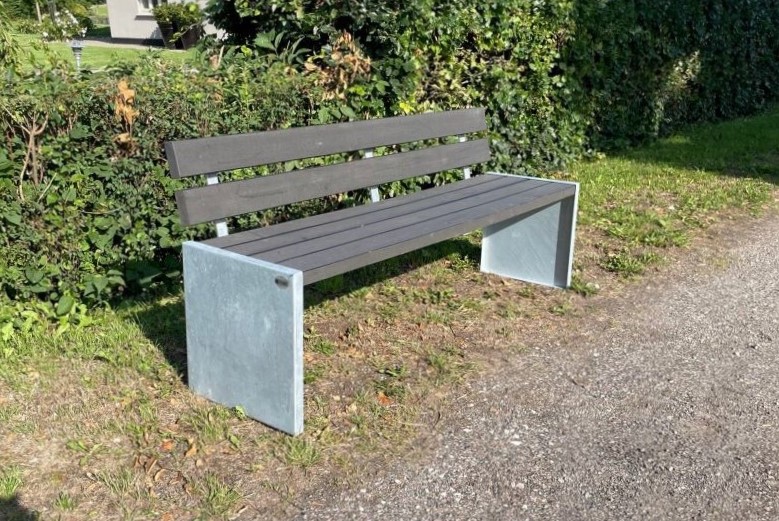 Bænk med ryglæn - vedligeholdelsesfri