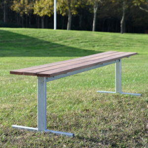Flot bænk i galvaniseret stål og træplanker