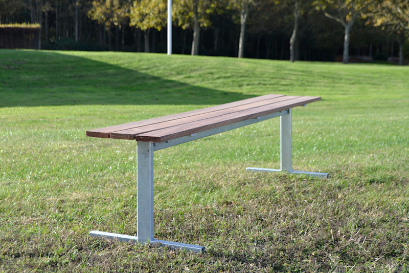 Flot bænk i galvaniseret stål og træplanker