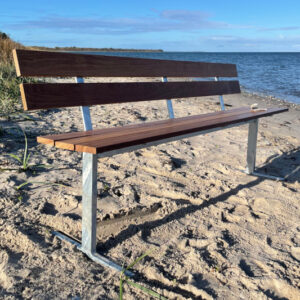 Bænk i galvaniseret stål og planker