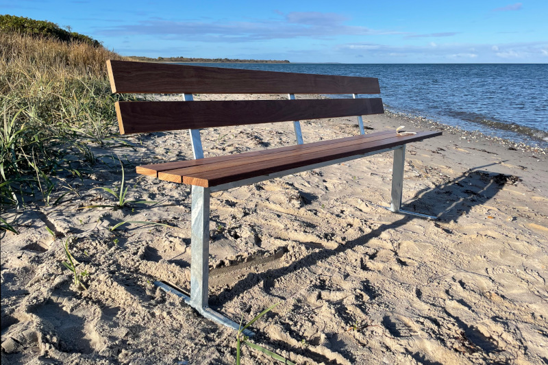 Bænk i galvaniseret stål og planker