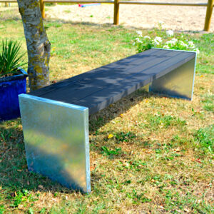 Robust bænk i varmgalvaniseret stål og komposit