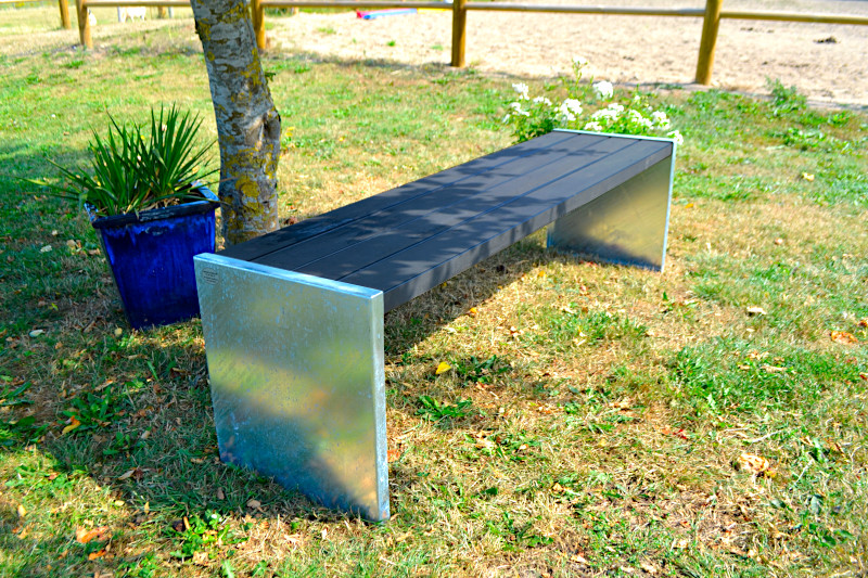 Robust bænk i varmgalvaniseret stål og komposit