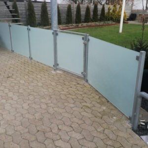 Hegn i varmgalvaniseret stål og glas