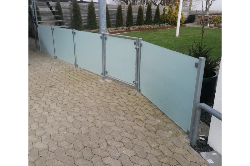 Hegn i varmgalvaniseret stål og glas