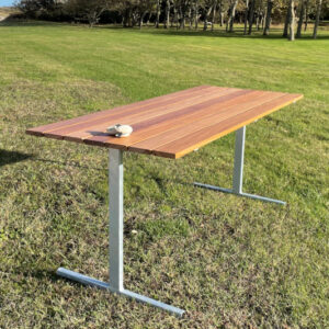 Bord i stål med planker i frit valg