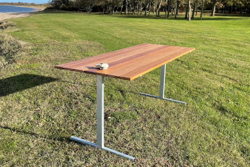 Bord i stål med planker i frit valg