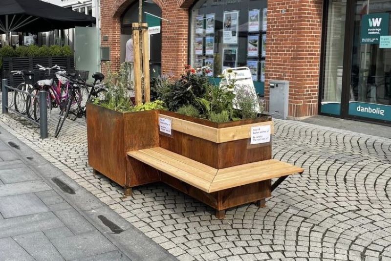 Plantekasse med indbygget bænk