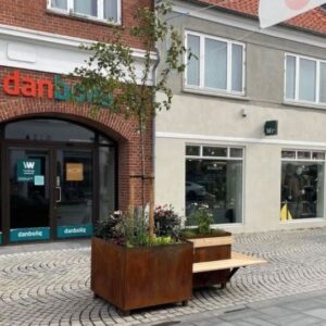 Plantekasse med indbygget bænk