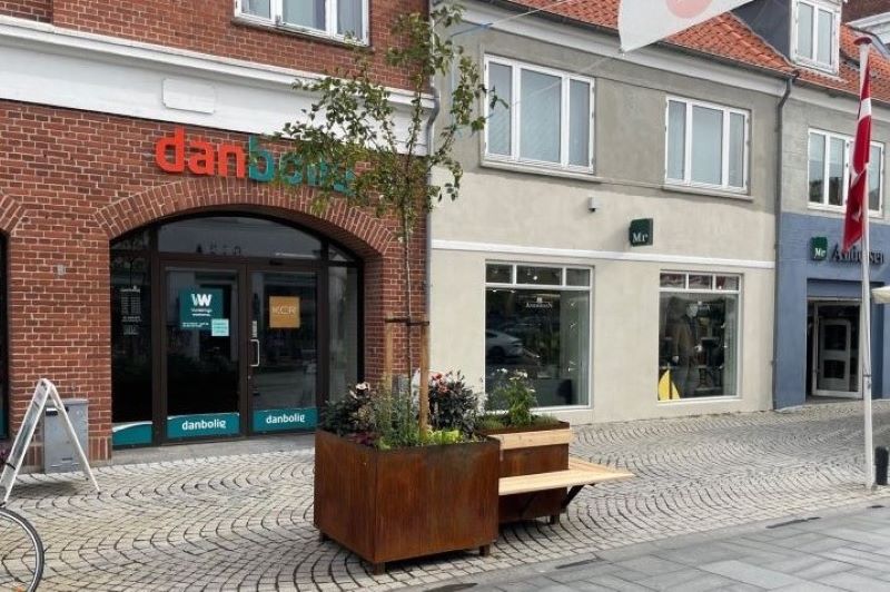 Plantekasse med indbygget bænk