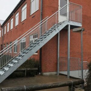 Ståltrappe - ligeløbende