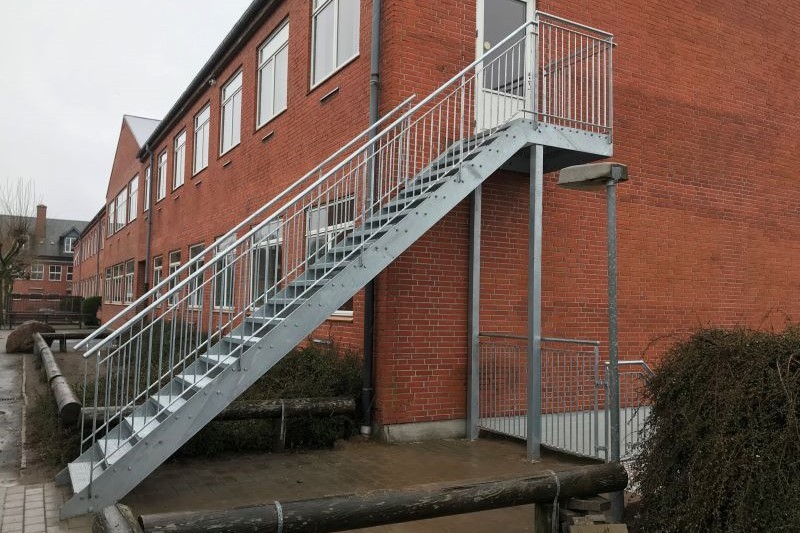 Ståltrappe - ligeløbende