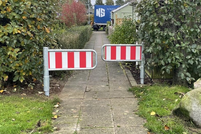 Selvlukkende svingbom med eller uden refleks