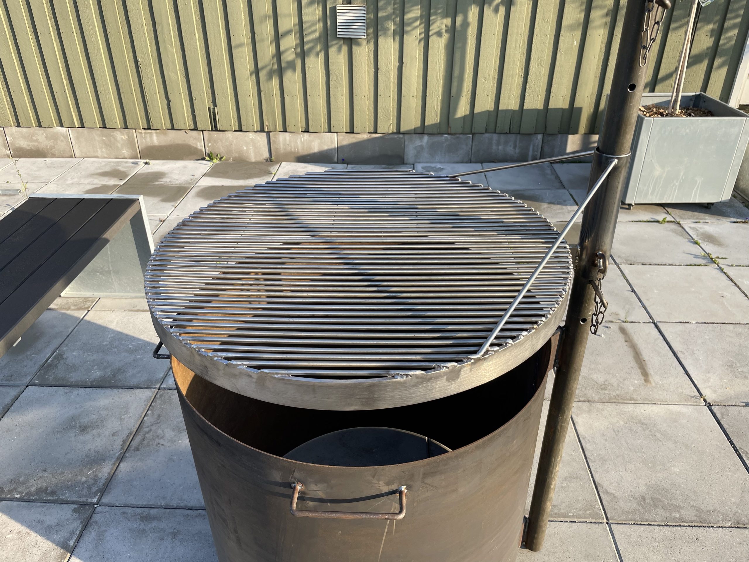 Bålsted - med svingbar rist og grydekrog